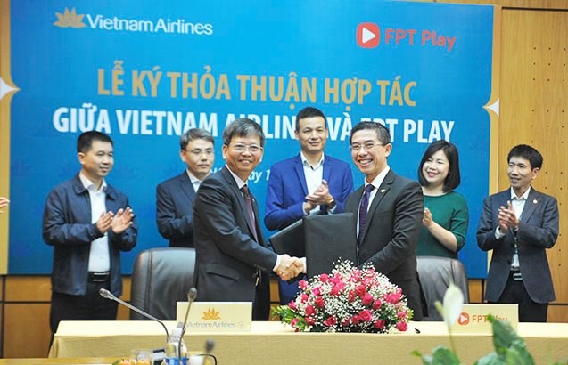 Vietnam Airlines hợp tác với FPT Telecom triển khai ứng dụng FPT Play trên chuyến bay nội địa