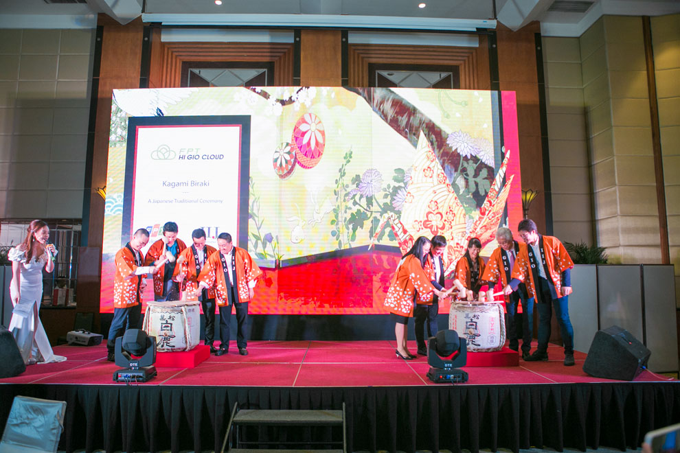 Kagami Biraki – một nghi lễ truyền thống của Nhật Bản trong sự kiện ra mắt dịch vụ FPT HI GIO CLOUD tại Hà Nội.