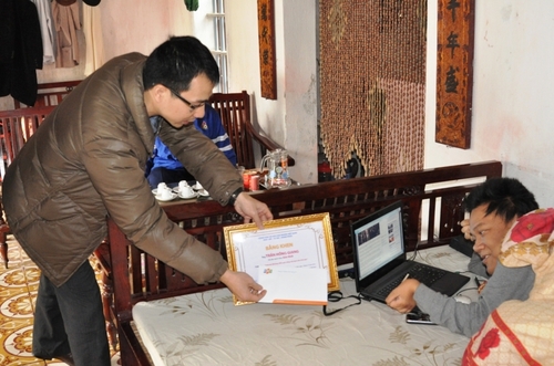 anh-1-ong-Nguyen-Dang-Hung-trao-giai-Nhat-cho-tac-gia-Tran-Hong-Giang-JPG-1356659895-1356660095 500x0