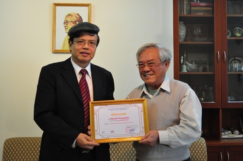 anh-5-Ong-Nguyen-Viet-The-tong-thu-ky-hiep-hoi-Internet-Viet-Nam-trao-giai-KK-cho-bac-Nguyen-Phong-Nien-JPG-1356659895-1356660096 500x0